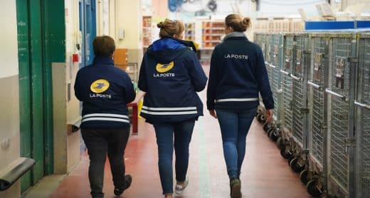 factrices de retour d'une tournée, marchant dans un centre de courrier