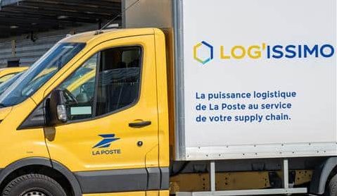 Camions Log'issimo garés devant un centre de distribtion