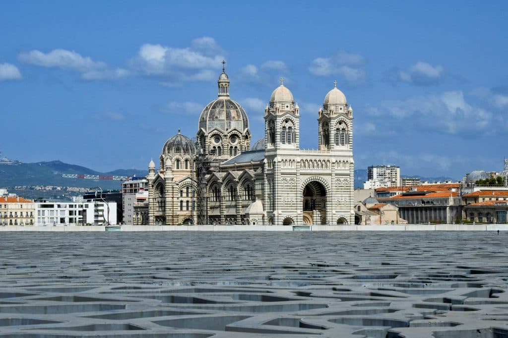 Photo de la Cathédrale de la Major à Marseille, prise depuis le pont du Mucem.